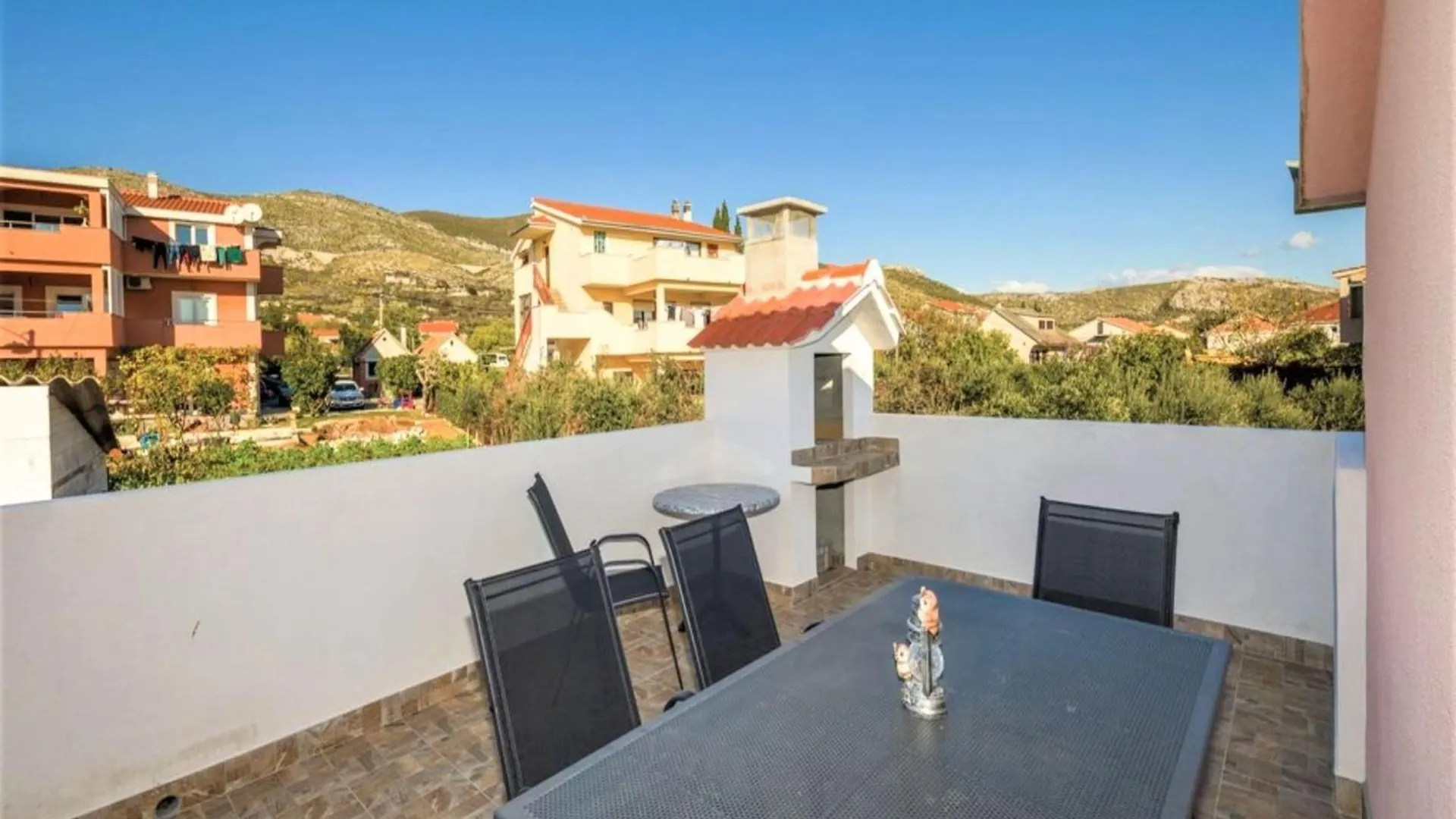 Trogir Comfortable Apartment With Terrace